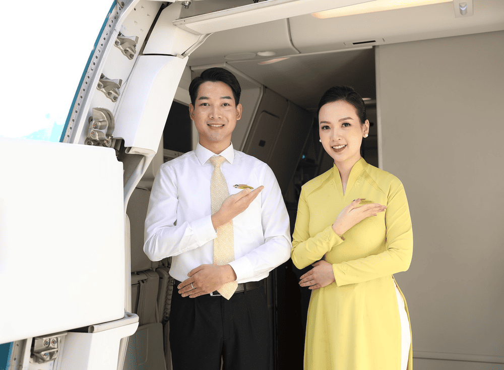 Khi máy bay hạ cánh, hành khách di chuyển theo sự hướng dẫn của tiếp viên hàng không